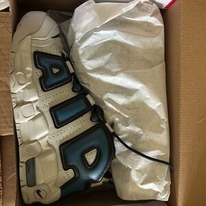 Nike air more uptempo gradeschool